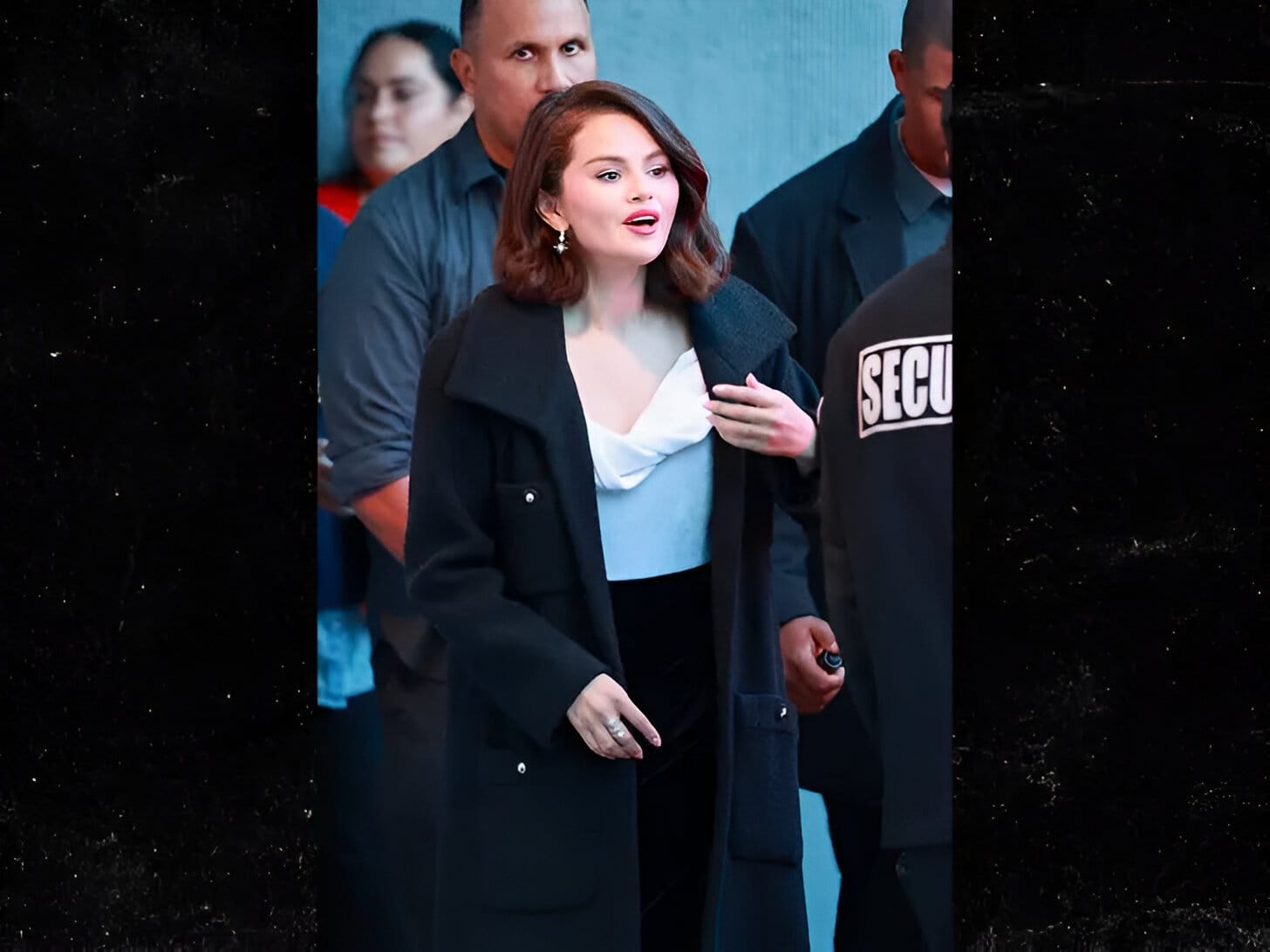 SELENA GOMEZ What Diamond Ring?!?Rock-Free Post Engagement